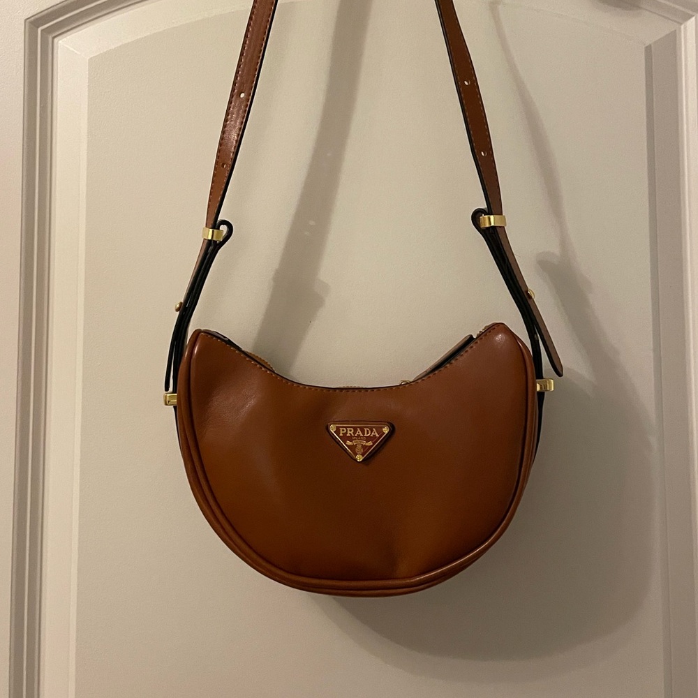Camel brown saddle bag “arqué”